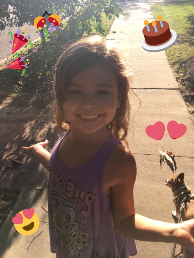 El pasado 25 de octubre Elena cumplió 6 años y con esta tierna imagen
<b><a href="http://www.univision.com/programas/novelas/jaime-camil-presume-en-redes-sociales-a-su-hermosa-familia-fotos">Jaime</a></b> la celebró: "Happy birthday my beautiful soul, my powerful and unstoppable girl 🎉🎂 Que tu sonrisa siga iluminando y contagiando siempre a quienes te rodean 😍❤️ Gracias infinitas por elegirnos a @heidibal y a mí 🙏🏼😘 #ElenaCamilBalvanera #6años".