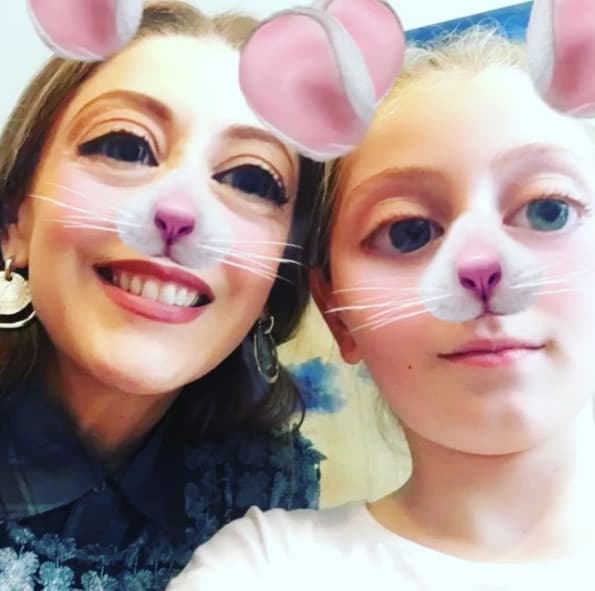 No ha permitido que su padecimiento le impida divertirse con sus seres queridos. Edith seguro se unirá a la lista de actores que lograron superar el cáncer.