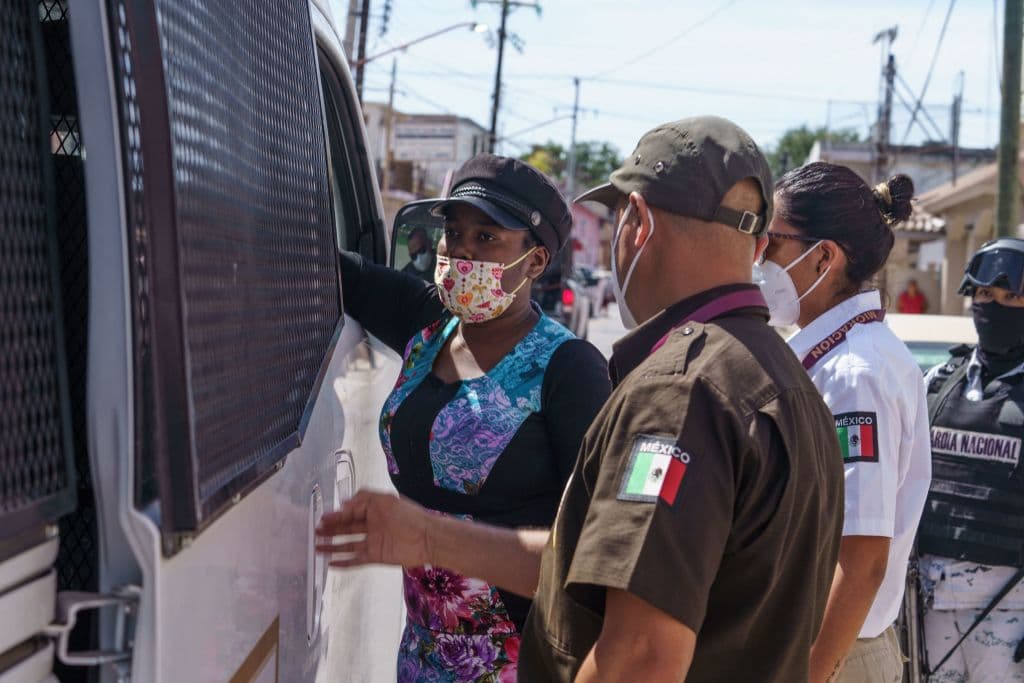 Hallan a más de 3,200 migrantes de 50 países en varios operativos en un solo día en México 