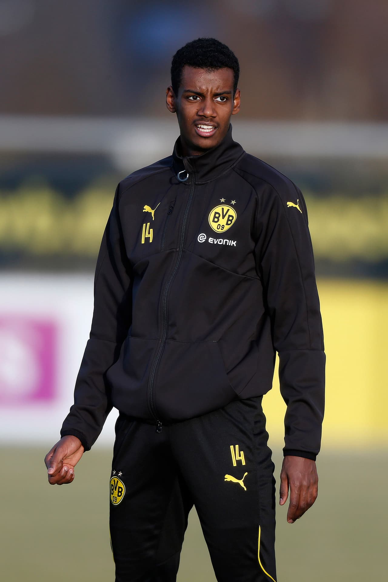 17. Alex Isak (17 años) - Delantero - Borussia Dortmund
