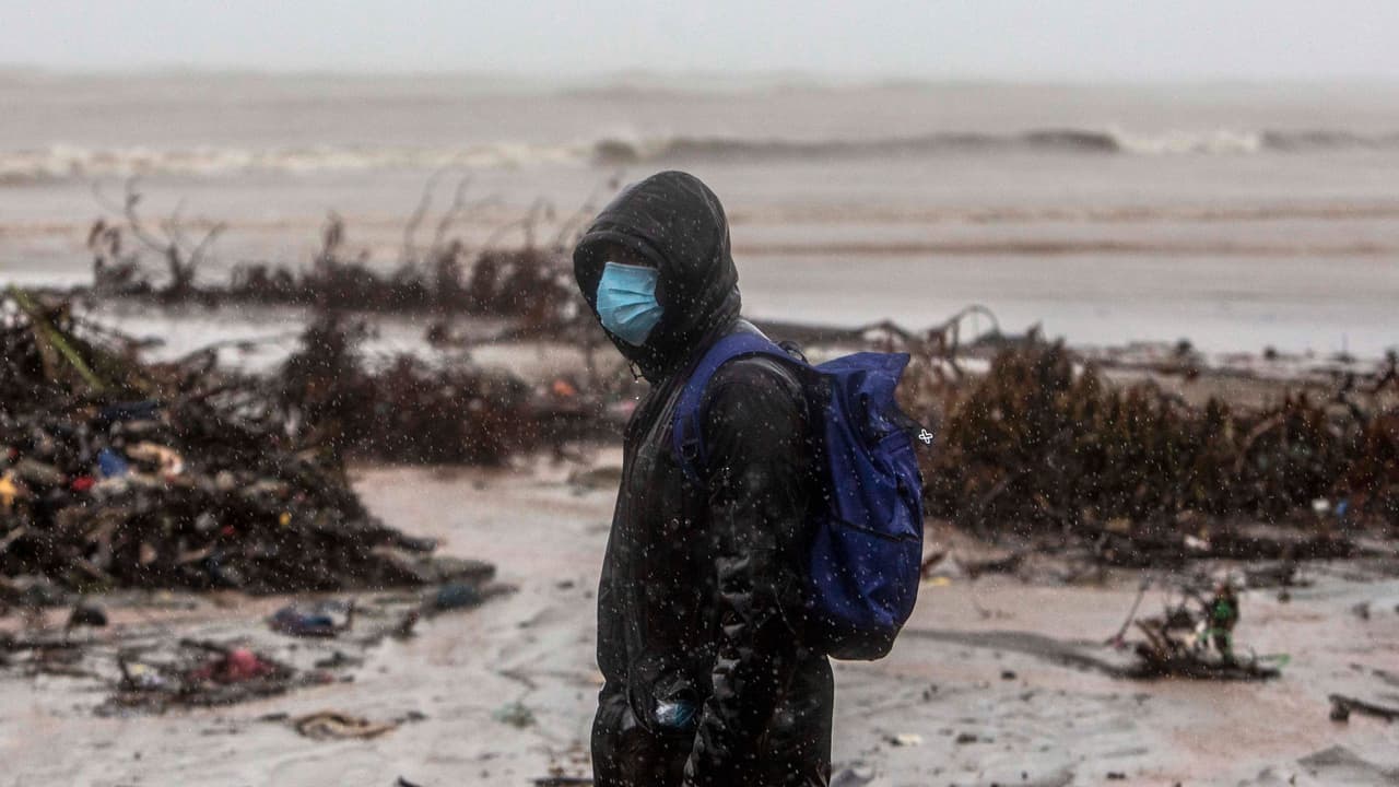 El presidente de Colombia, Iván Duque, informó que la isla de Providencia sufrió "una afectación máxima" tras el castigo de Iota, que en ese momento era huracán categoría 5. "Estamos hablando de un deterioro de cerca del 98% de la infraestructura", indicó el mandatario colombiano.