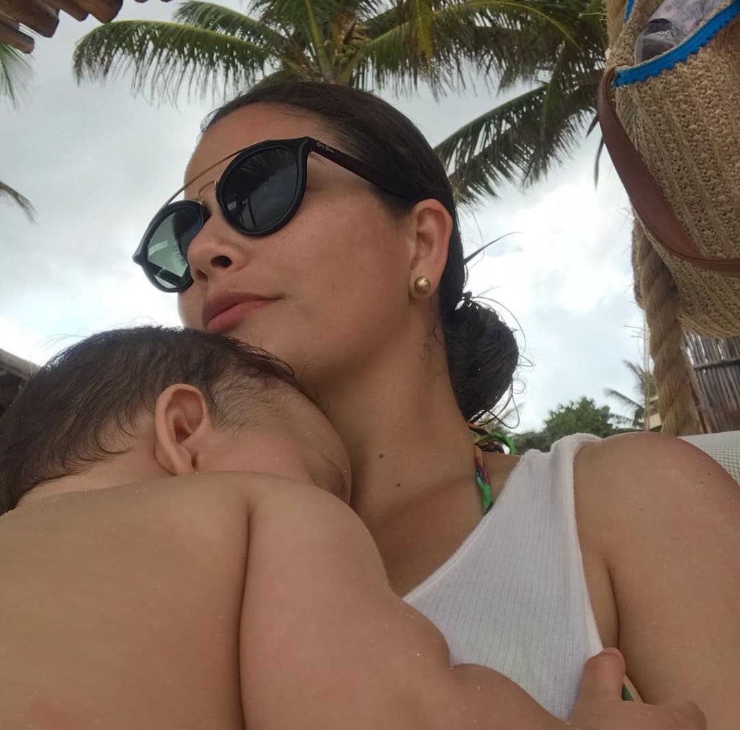 Y cómo no traer un color de piel espectacular con ese clima tan caluroso. ‘Baby Gael’ también lo disfrutó con ella pero bajo la sombra.