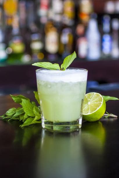 Súmale 1 cucharada de hojas de menta y 7 gotas de edulcorante (o un sobre en polvo). Enfría por media hora y sirve sobre hielo.