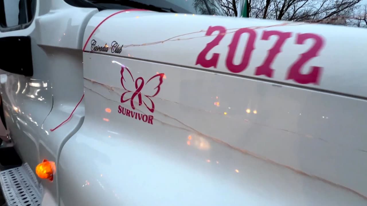 Así agradecen la bendición de la guadalupana una sobreviviente que padeció tres veces cáncer de mama.