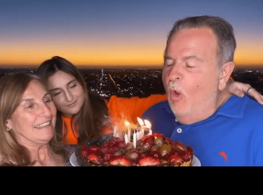 Raúl de Molina tampoco se salvó de festejar su cumpleaños (29 de marzo) a puerta cerrada. Afortunadamente sus amadas Mily y Mía estuvieron con él para hacerle saber lo mucho que lo quieren.