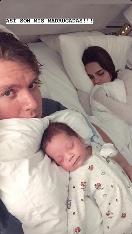 Aunque las primeras madrugadas fueron agotadoras, los felices padres han disfrutado cada etapa. Andrea ha mostrado en redes sociales la plenitud que sienten al amar y proteger a su hijo.