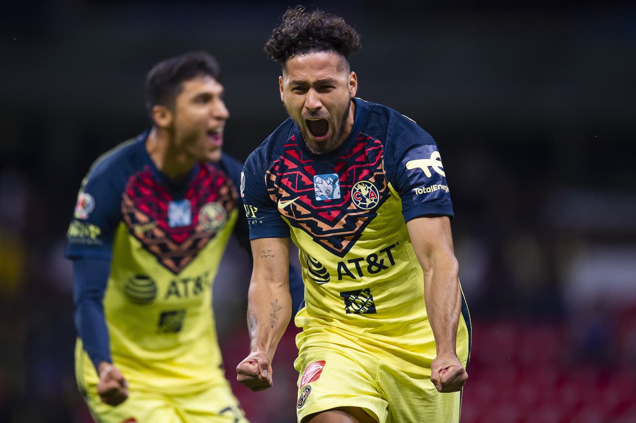 Con gol de último minuto, Gallos Blancos le arrebató el triunfo al América que sigue sin ganar en el Estadio Azteca y volvió a irse entre abucheos y muchas dudas del futuro de Santiago Solari.