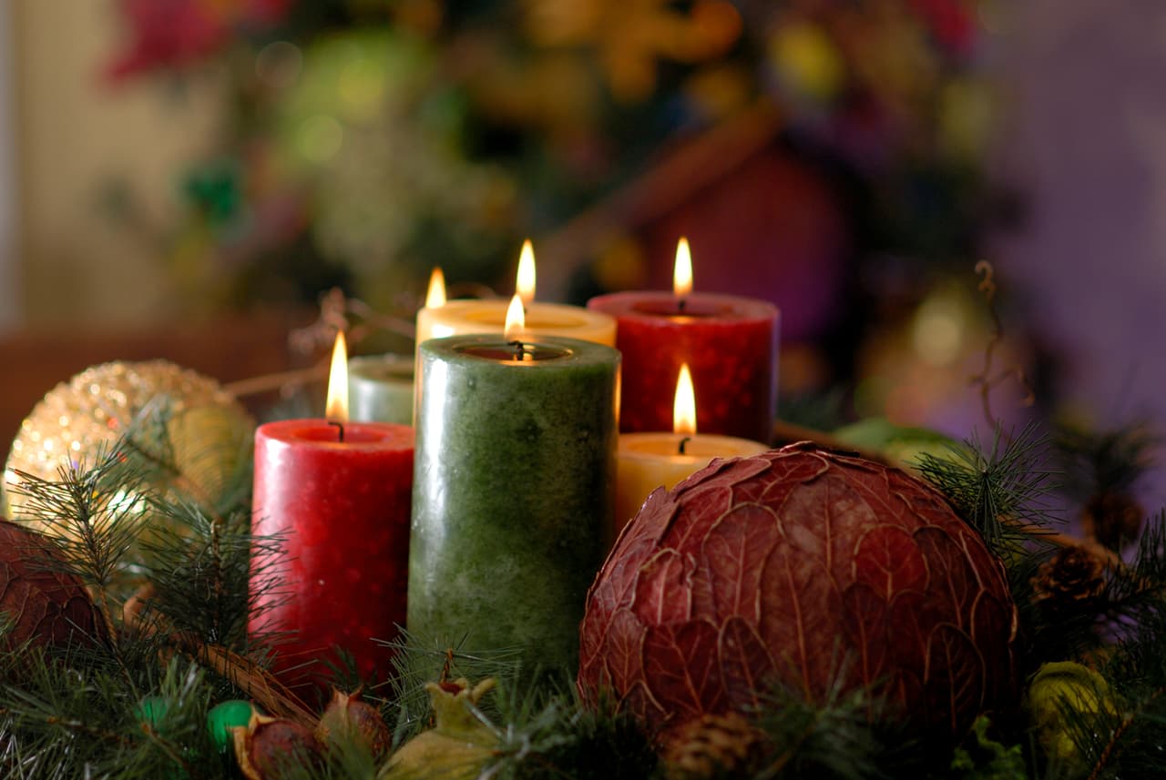 Considera la posibilidad de decorar tu hogar con velas de la soja y añade un elemento visual muy lindo además de un acogedor calor que puedes encontrar en una gran variedad de olores.