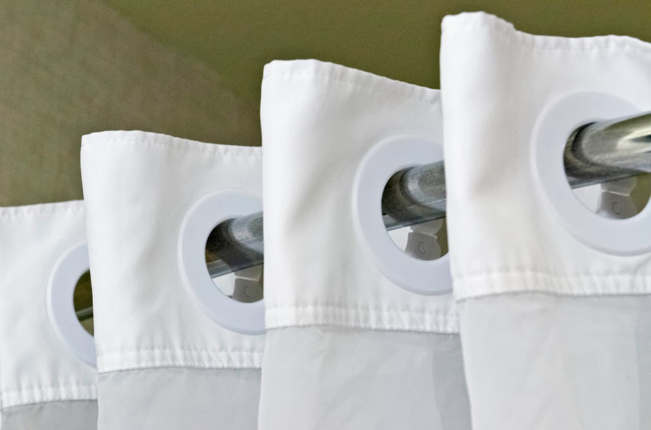 También utiliza cortinas de nylon en la ducha y evita la persistencia de gases que pueden ser dañinos.