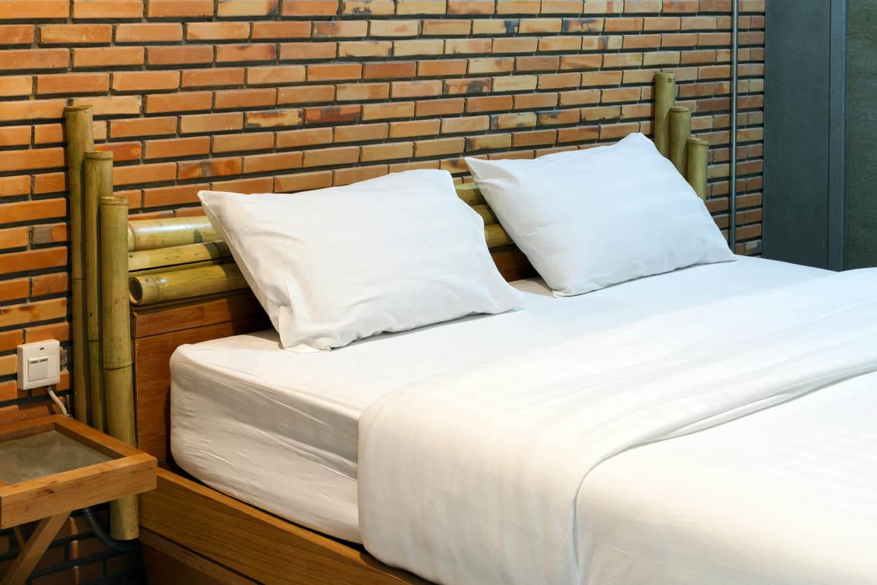 Ropa de cama fresca. Si la familia y amigos fuera de la ciudad se quedan en tu casa, debes asegurarte de tener sábanas y edredones totalmente limpios, los problemas de alergias son comunes en estas fechas, y si lo prefieres incluso puedes adquirir unas nuevas como las hipo alergénicas que son una muy buena opción.