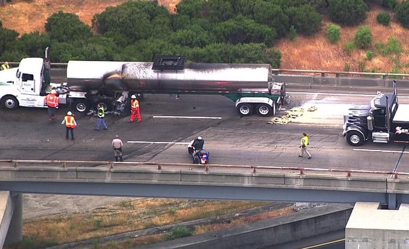 Reabren carriles en dirección oeste sobre la autopista I-580 tras incendio de un camión cisterna