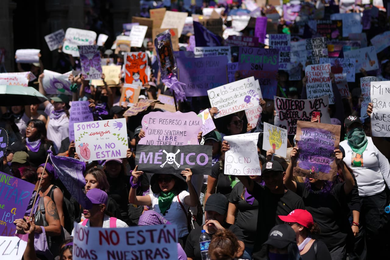 Mujeres marchan con motivo del Día Internacional de la Mujer en Cuernavaca, México, el domingo 8 de marzo de 2026. (AP Photo/Eduardo Verdugo)