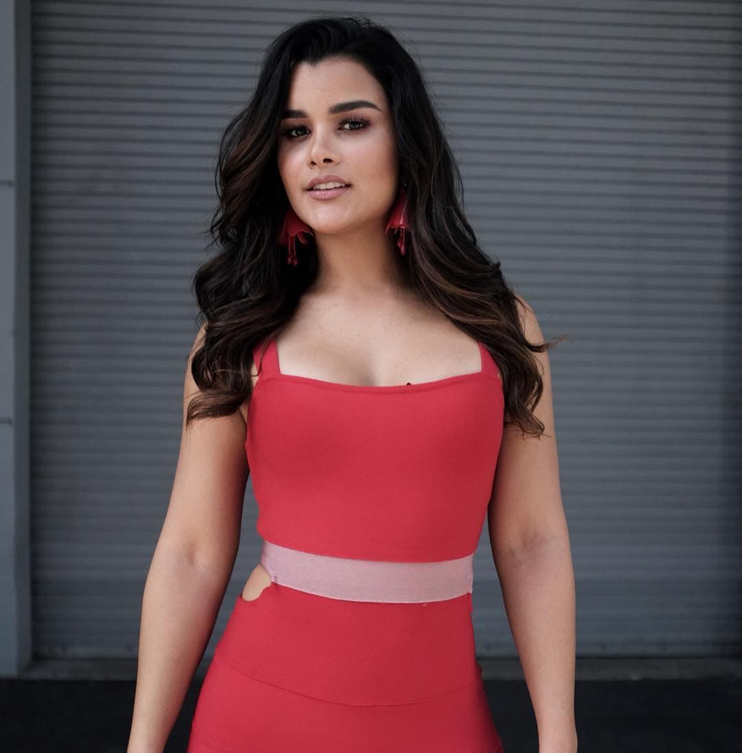 Uno de los costados tiene una abertura que deja ver un poco de su cadera. Sus seguidores pensaron que se había colocado un vestido roto.