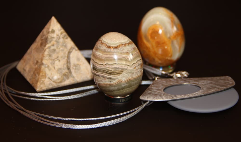 Llevar una pequeña pirámide contigo ayuda a atraer buena suerte no sólo en el dinero, sino en el trabajo y otras cuestiones como el azar.