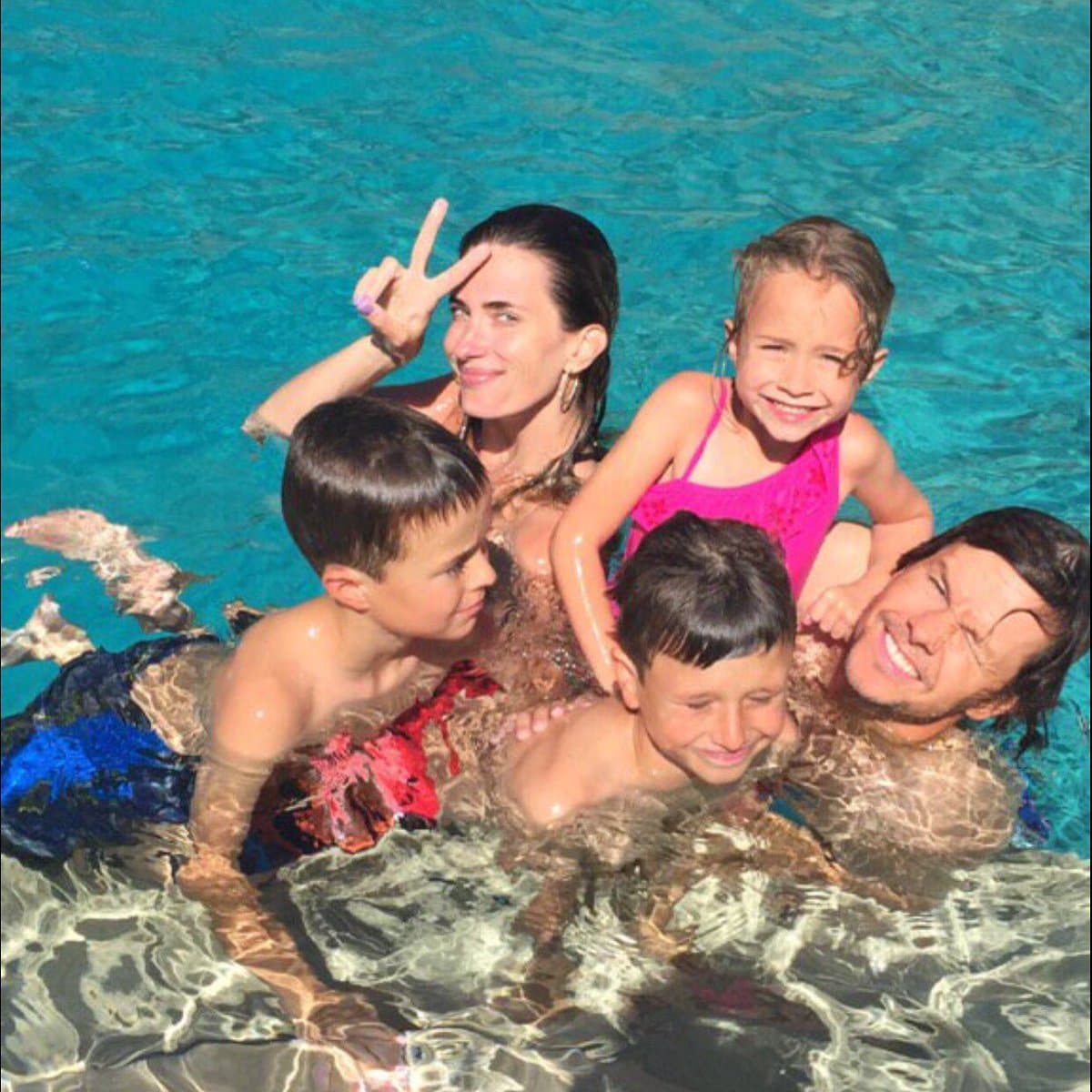 Mark Wahlberg con su familia en la piscina.