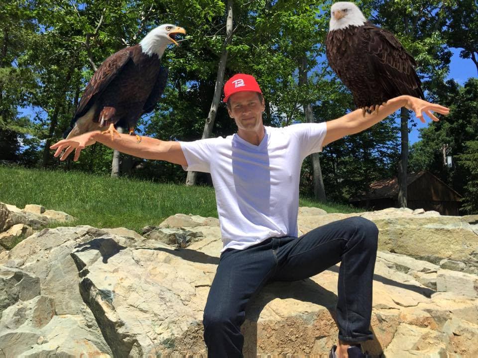Tom Brady muy orgulloso con dos hermosas águilas.
