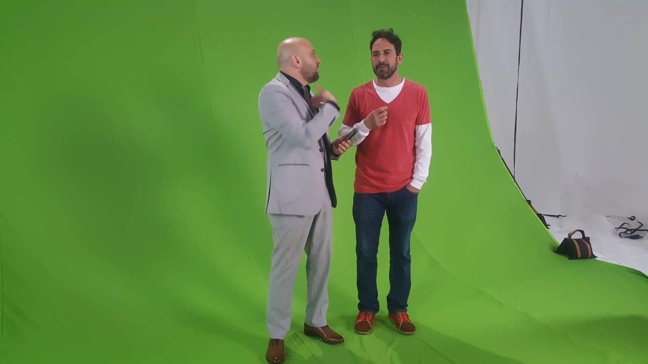 Luis y Pedro tratando de organizar sus ideas para sorprendernos.