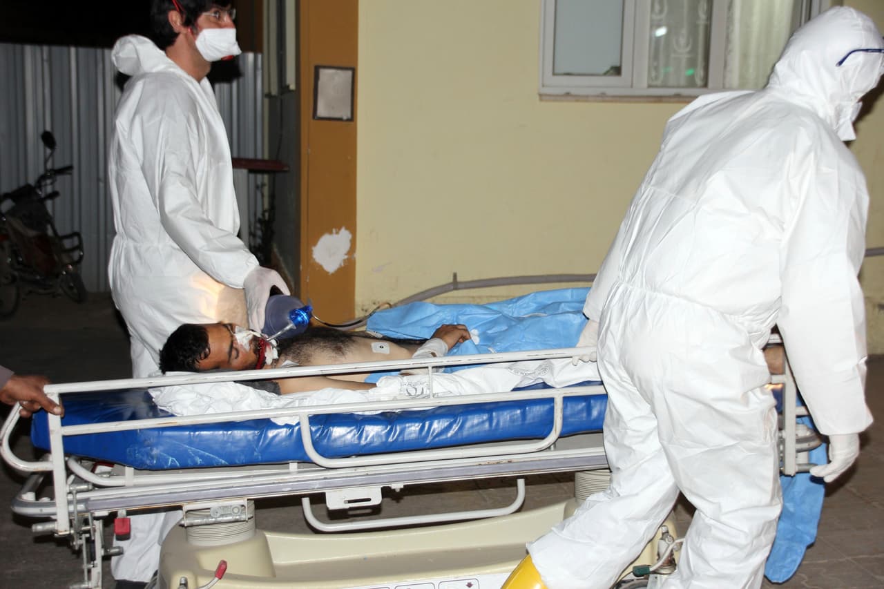 Con sus cuerpos protegidos, expertos dentro del hospital turco trasladan a una víctima.