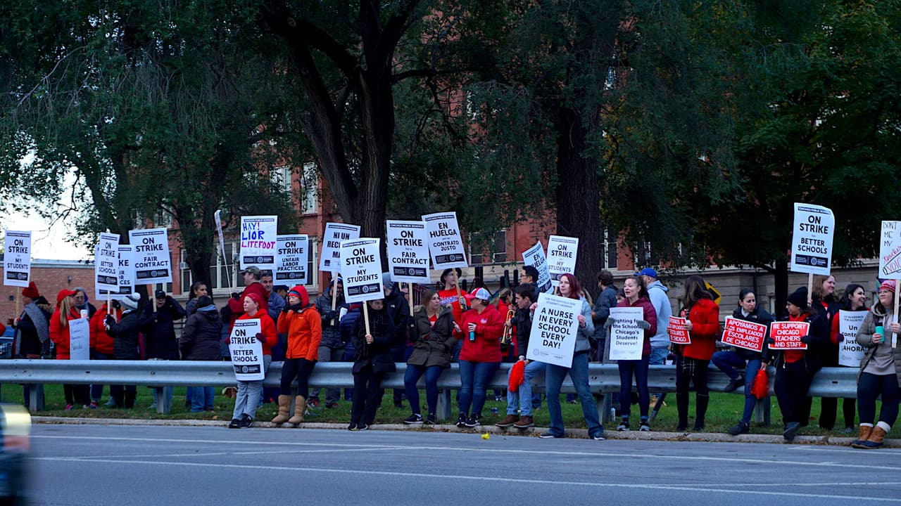 Los maestros de Chicago exigen un aumento salarial, menos estudiantes por clase, más personal de bibliotecas, enfermeras y enfermeros y consejeros; además, buscan que no se aumente el costo de su seguro médico, tiempo para preparar las clases, 
<a href="https://www.univision.com/local/chicago-wgbo/las-peticiones-de-los-maestros-que-podrian-dejar-a-miles-de-estudiantes-latinos-sin-clases-fotos">entre otras demandas</a>.