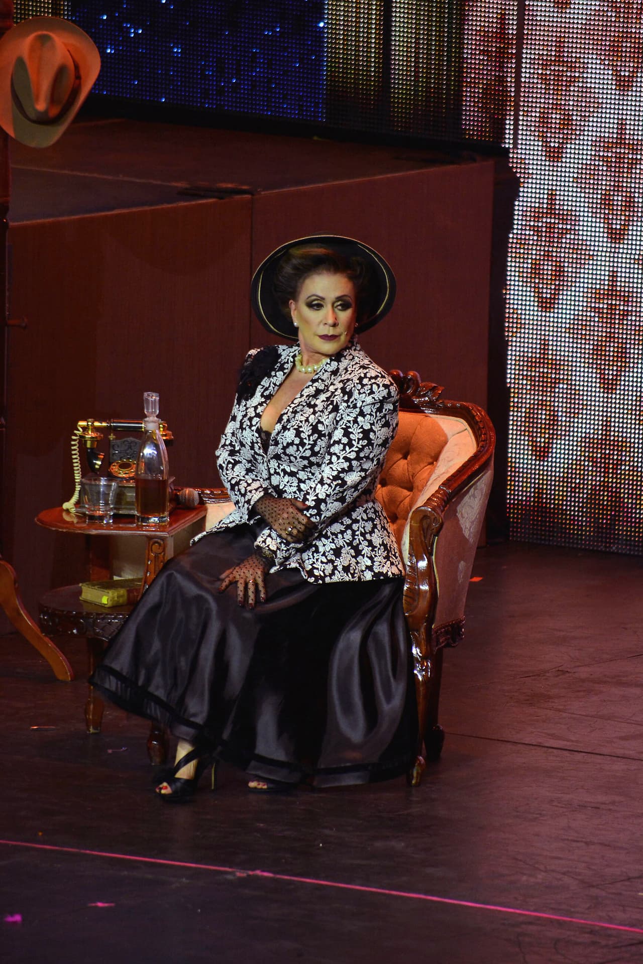 El conductor de 'SNSerio' habló del regreso de Juan Gabriel por lo que retó a Laura Zapata a hacer el #ThalíaChallenge en caso de que 'El Divo de Juárez' estuviera vivo, hecho que derivó en la molestia de la actriz.