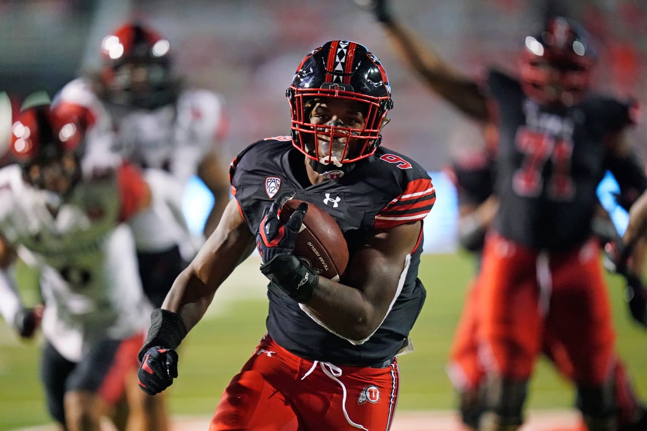 El corredor de Utah Tavion Thomas anota contra San Diego State durante la segunda mitad de un partido de fútbol universitario de la NCAA el sábado 17 de septiembre de 2022, en Salt Lake City.