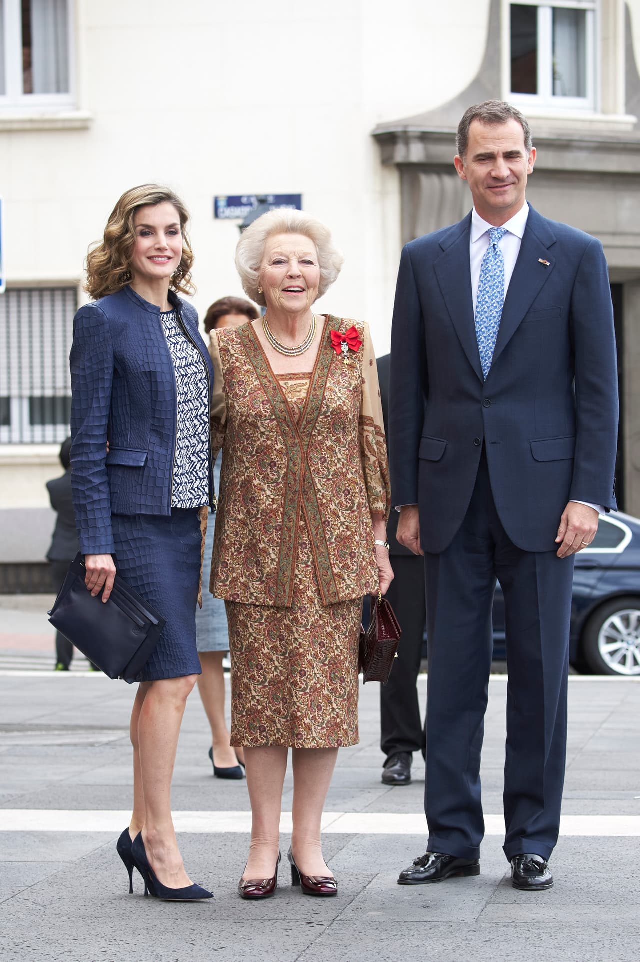 Este sastre de falda y saco azul petróleo nos dio lecciones de que sí se puede vestir enteramente de un color. Los accesorios de la marca marroquinera Loewe replicaron los tonos de su vestido y crearon un look completo en azul.