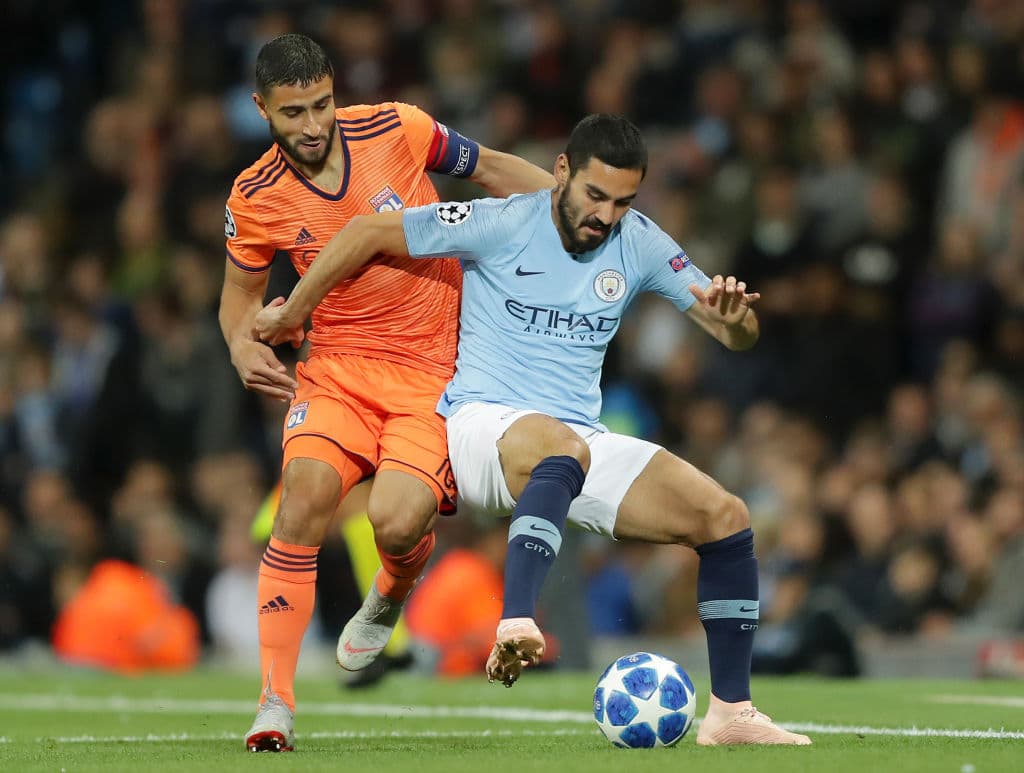 Ilkay Gundogan buscando abonar para la causa de los Citizens en la recuperación de la pelota pero el equipo francés estaba inspirado y mordiendo cada segmento del campo.