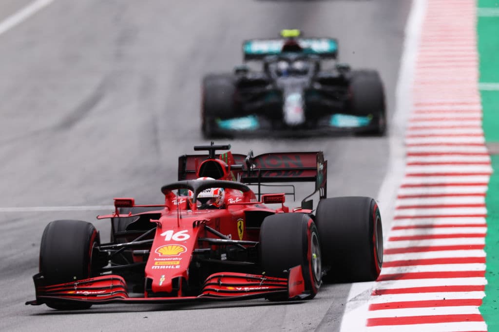 Lewis Hamilton se lleva el Gran Premio de España de la Formula 1. El piloto británico compartió el podio con Max Verstappen de Red Bull, quien cumplió su carrera número 100 y Valtteri Bottas de Mercedes Benz, quien quedó en tercera posición. El mexicano Sergio Pérez obtuvo la quinta posición.