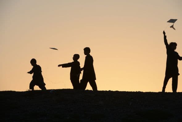 Pakistán amaneció conmocionado por la peor matanza cometida por los talibanes contra la comunidad cristiana, que costó la vida a más de ochenta personas y pone en jaque la estrategia de diálogo del Gobierno con los radicales. El último recuento ha elevado a 82 el número de fallecidos, que aún puede subir dado el estado crítico de varios de los más de 140 heridos ingresados en hospitales de la localidad noroccidental de Pesháwar, en una de cuyas iglesias se produjo la masacre. "No teníamos palabras ante el horror que teníamos delante", explicó hoy a Efe el director de la Liga Interconfesional de Pakistán (APIL), el cristiano Sayid Ishaq, quien visitó ayer junto a diversas autoridades regionales a las víctimas hospitalizadas. "No es solo un atentado contra nuestra minoría, sino también contra la humanidad de este país", dijo Ishaq, quien calificó la situación tras el ataque "como la peor sufrida hasta ahora por los cristianos paquistaníes".