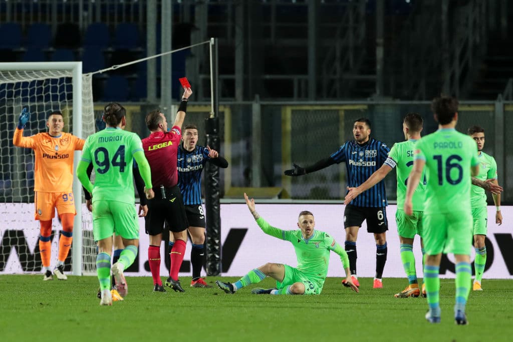Atalanta derrota a Lazzio 3-2 con 10 hombres en cancha y califica a Semifinales de la Copa de Italia. Djimsiti, Malinovskyi y Miranchuk marcaron por los locales, mientras que Pepe Reina atajó un penal a Duván Zapata. Gollini salvó sobre el final.