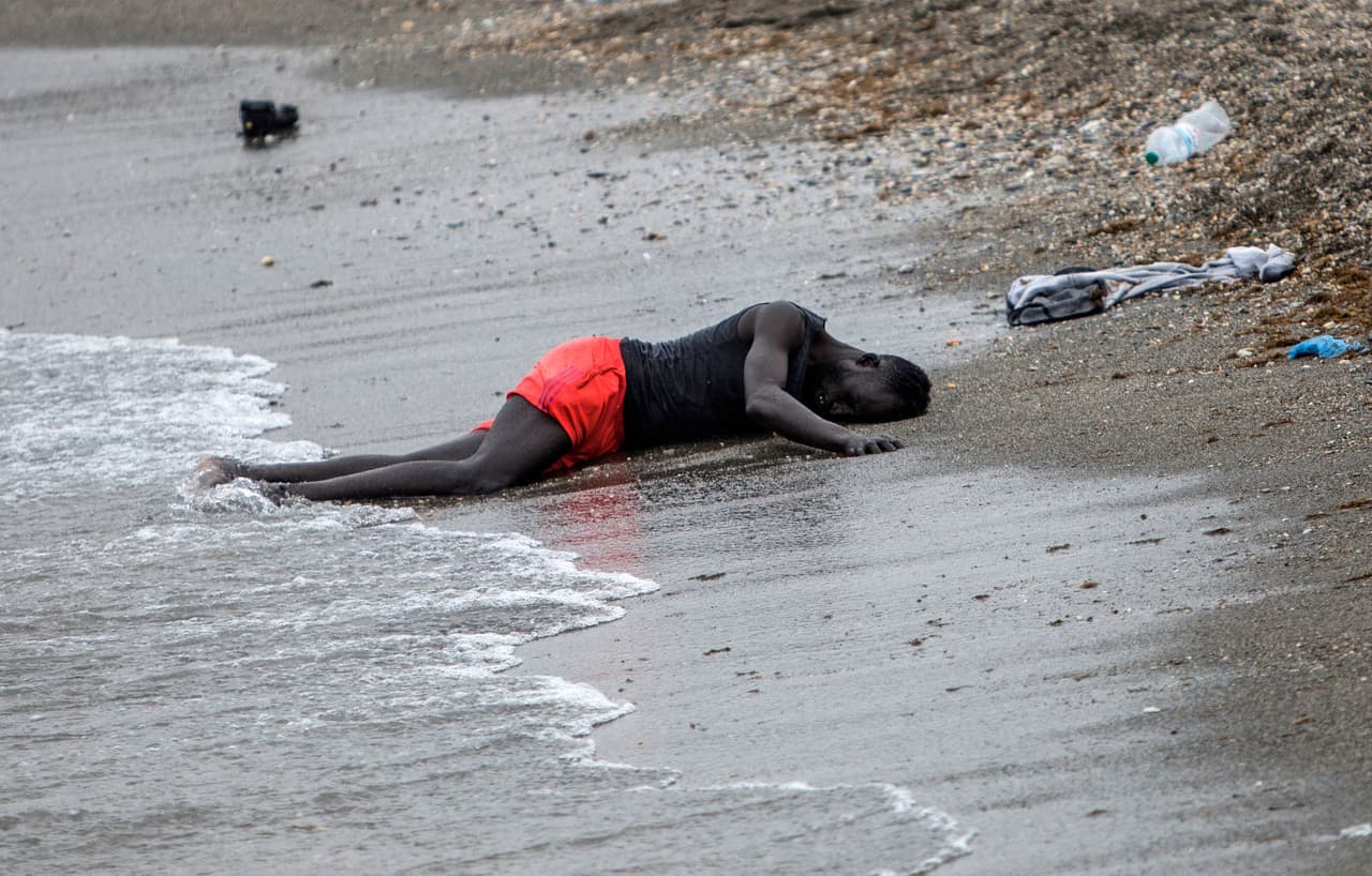 <b>La dificultad de la migración</b>
<br>
<br>Un migrante agotado en una playa de Ceuta, un enclave español al norte de África. 18 de mayo.
<br>