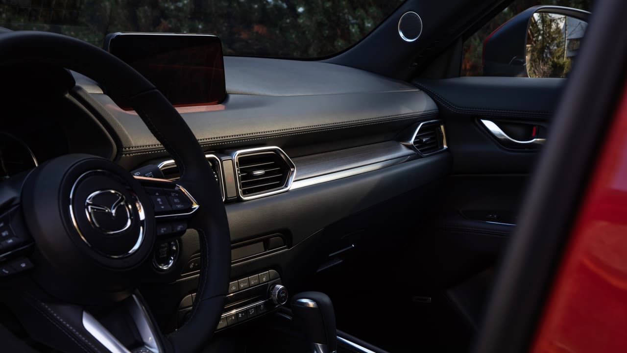 La cabina de nuestra Mazda CX-5 2019 nivel Signature con sus cómodos asientos calentados forrados en cuero Nappa en color marrón Caturra, los cuales nos mantuvieron cómodos y firmemente plantados detrás del volante, es un lugar con todo el lujo que dan, no solo las superficies suaves al tacto y las los apliques de madera de poros abiertos, sino también un diseño sobrio y una excelente calidad de construcción.