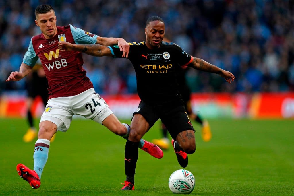 Frederic Guilbert no puede con Sterling, quien se va de largo con el balón, el jugador llega a línea final y manda el centro al área.