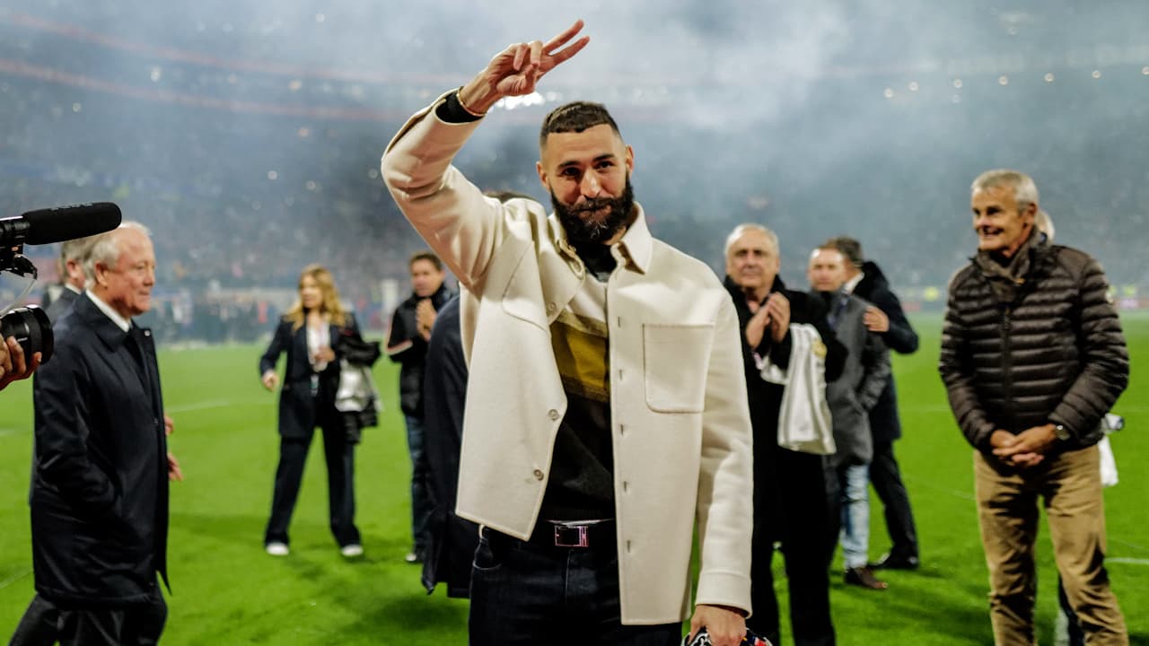 Karim Benzema ofrece el Balón de Oro ante la afición del Lyon