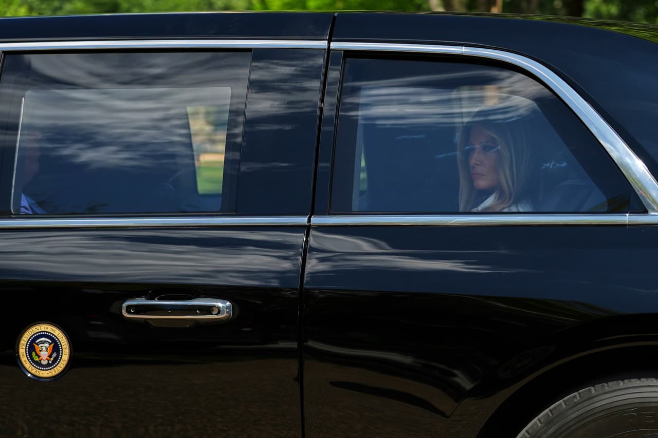 La primera dama Melania Trump y el presidente Donald Trump, no visible en la imagen, salen de la Casa Blanca en la limusina presidencial conocida como "La Bestia", rumbo al Gran Premio IndyCar Freedom 250.