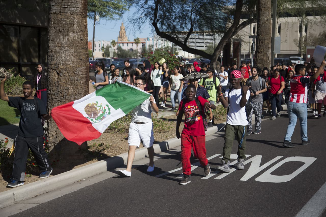 Con banderas mexicanas y sombreros de mariachi, los jóvenes caminaron por las calles de Phoenix en protesta por la victoria de Trump.
