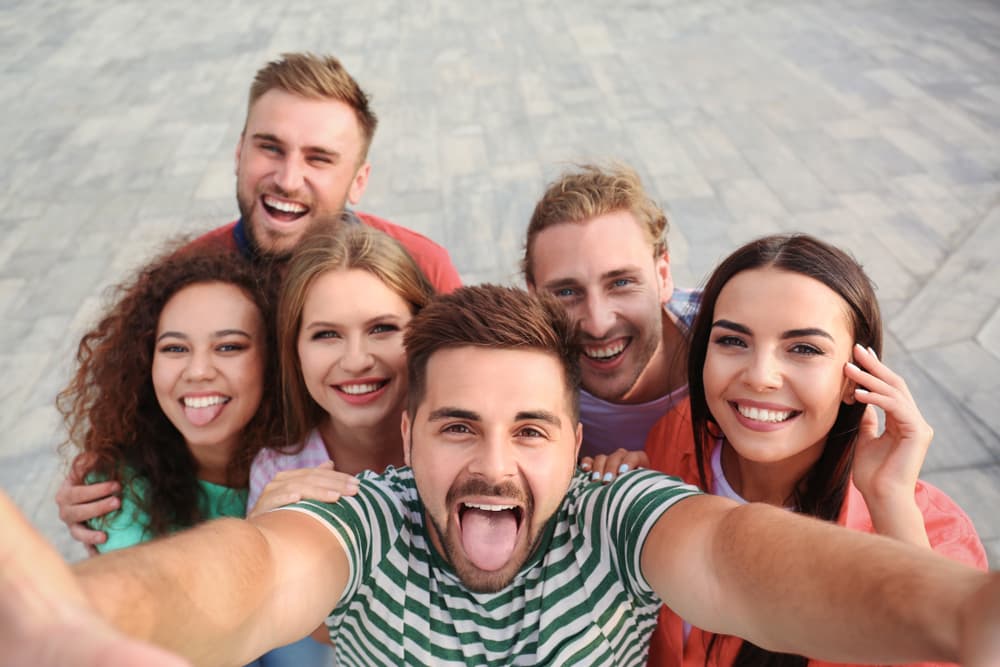 Piscis también tiene un alma muy creativa, con un toque artístico muy interesante que llama a gente que siempre quiere estar soñando con un mejor mañana y cómo mejorar su vida.