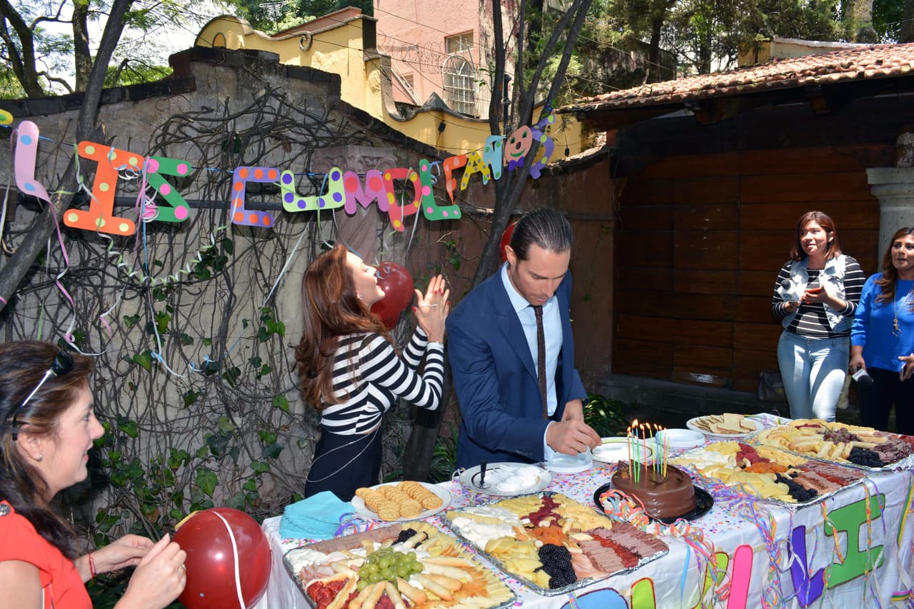 Además todos le cantaron las tradicionales "Mañanitas" y Angelique no dejó de aplaudirle.