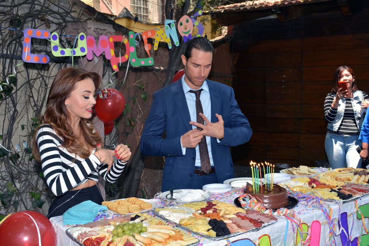 Sebastián y Angelique se quitaron un anillo para ponérselo a una velita del pastel, pues dice la tradición que es de buena suerte.