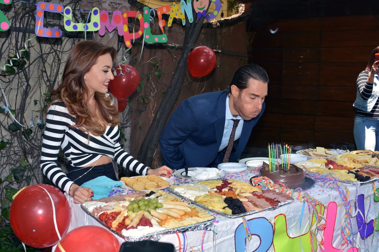 El festejado apagó las velitas que representaban sus 41 primaveras.