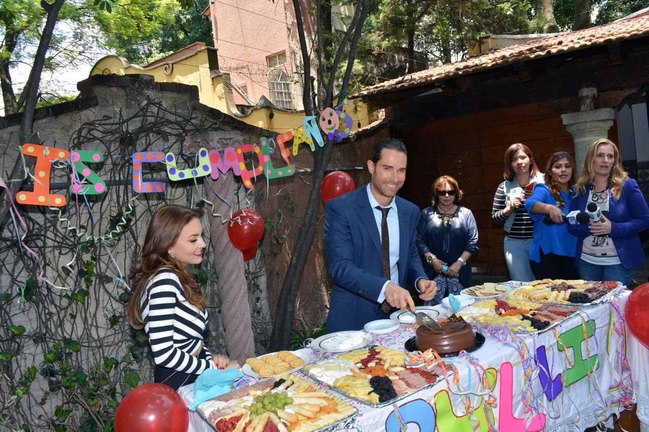 Además le llevaron ricos bocadillos para que disfrutara al máximo su cumpleaños.