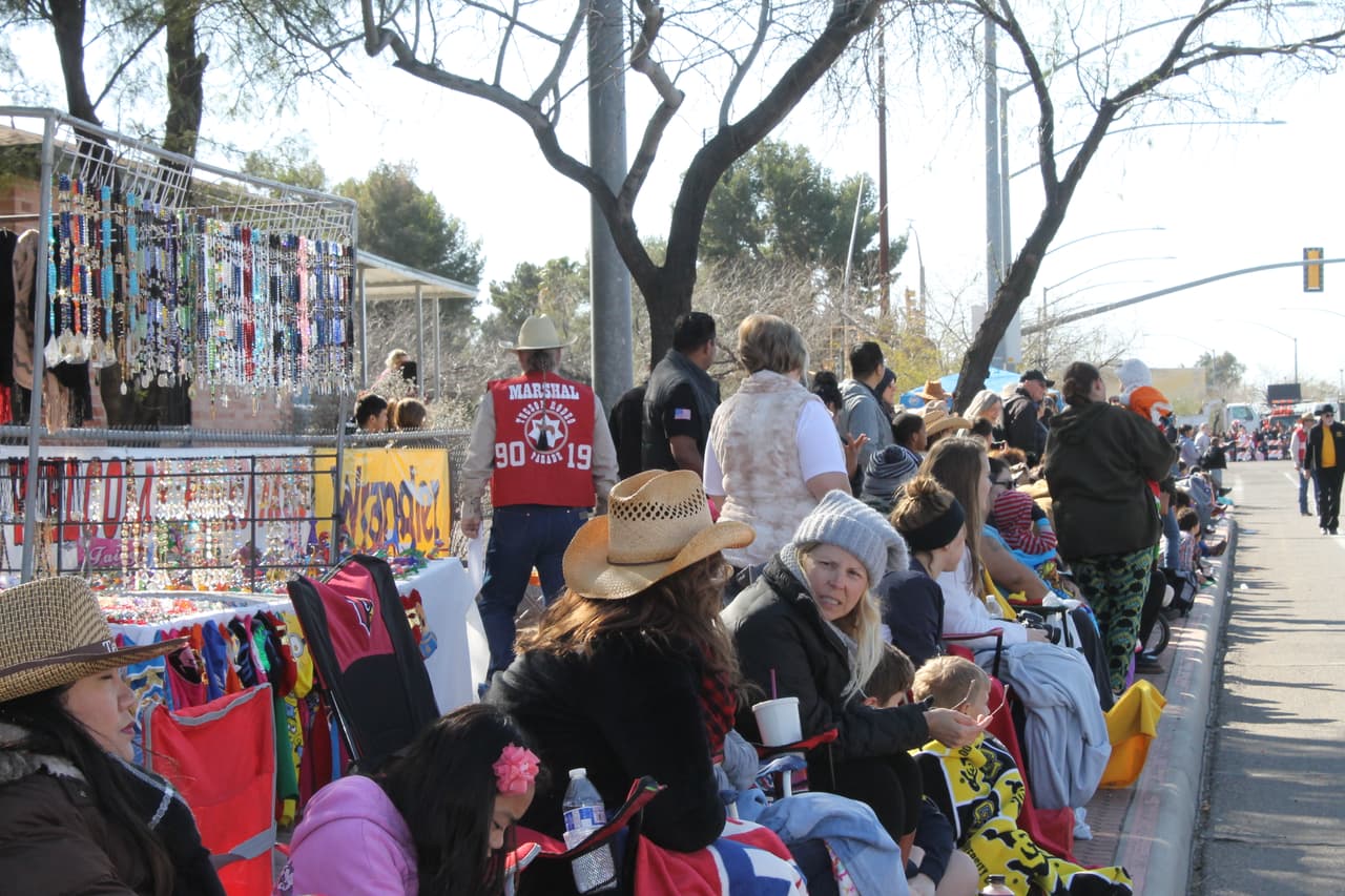 Desde temprano cientos de personas llenaron las aceras y las graderías para disfrutar del colorido espectáculo.