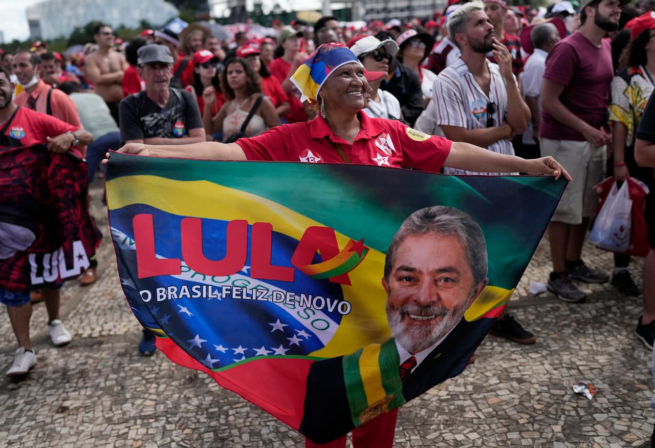 Un simpatizante de Luiz Inácio Lula da Silva muestra un letrero con el rostro del presidente en Brasilia, la capital brasileña, este domingo 1 de enero de 2023.