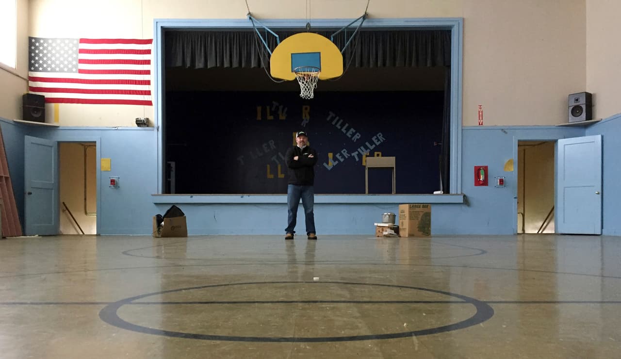 Garrett Zoller, el corredor principal de 
<b><a href="http://www.landleader.com/brokerage/land-and-wildlife" target="_blank">LandandWildlife.com</a></b> que trabaja para vender el pueblo, en el gimnasio abandonado de la escuela Tiller. Zoller dijo al periódico 
<b><a href="http://www.oregonlive.com/hg/index.ssf/2017/03/now_you_can_own_an_entire_sout.html" target="_blank"><i>The Oregonian</i></a></b> que la comunidad tiene pocos residentes pero que hay cerca de 250 personas en los alrededores. Hay una iglesia cerca del centro que los domingos atrae a unas 50 personas.