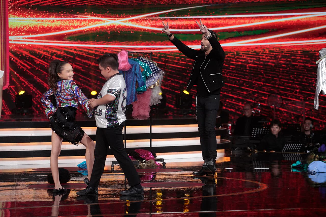 Con ayuda de sus coreógrafos, los niños bailaron en la pista.