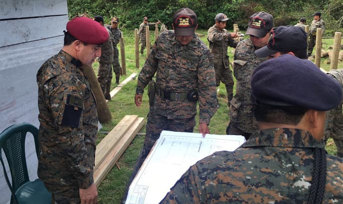 Guatemala tiene un conflicto territorial con Belice desde hace más de 150 años. En 1991 el gobierno guatemalteco reconoció la independencia de Belice de Gran Bretaña, pero aún mantiene el reclamo territorial en su contra.