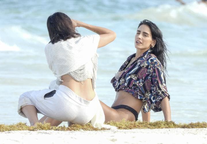 Para este shooting, De Regil utilizó una blusa escotada con mangas para la parte superior y un bikini en la parte de abajo. El viento y las poses de la famosa ocasionaron que el top se moviera de su posición. Ella no es la única que ha tenido dificultades con su vestuario.