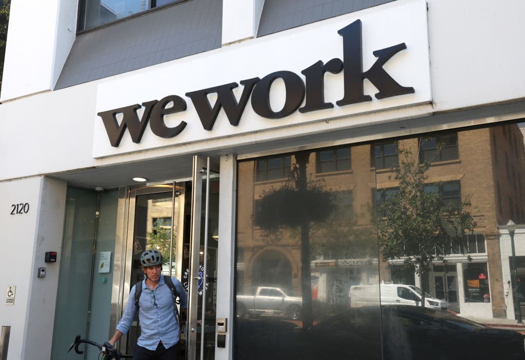 Una persona sale de una oficina de WeWork el 9 de agosto de 2023 en Berkeley, California.