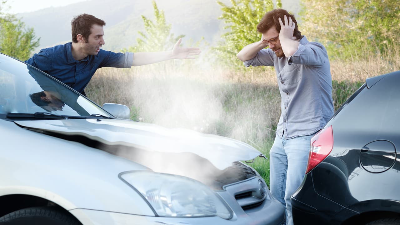 <h3 class="cms-H3-H3">Chocar a otro vehículo al propósito</h3>
<br>Esta es una de los peores ejemplos de ira al volante, así como una de las situaciones más peligrosas. Según AAA ocurre en el 3% de los casos, afectando a 5.7 millos de conductores al año.
<br>
<br>No se aconseja abandonar el vehículo, ni para enfrentar al agresor ni para evaluar el daño causado al mismo. Hay que 
<b>llamar al 911 inmediatamente</b>, dando nuestra localización, explicando el evento y dando todos los datos posibles sobre el agresor.