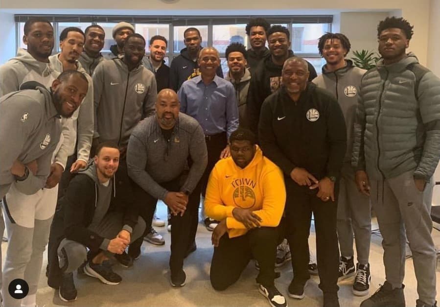 Jugadores y staff de los Golden State Warriors con el ex presidente Barack Obama.